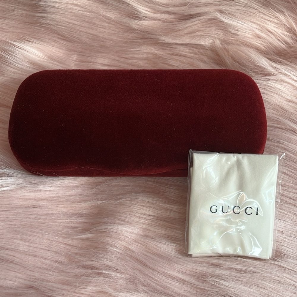 Gucci Hardcover Glasses Clamshell Case Red Velvet with Gucci Cleaning Cloth NWOT - Picture 7 of 8